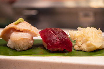 和食の握り寿司。本まぐろと、ホタテ子を乗せたホタテ。ガリと。