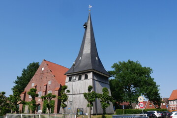 Fototapeta na wymiar Kirche in Jork im Alten Land