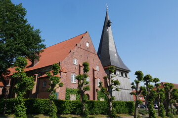 Kirche und historisches Haus in Jork