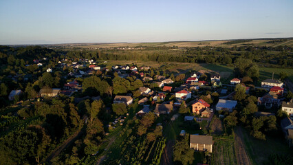 Krajobraz wiejski zielone pola i chmury na błękitnym niebie.  © klumb