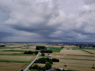 Krajobraz wiejski zielone pola i chmury na błękitnym niebie.  © klumb