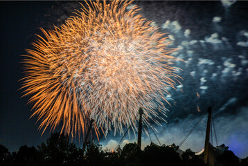 Explosives Feuerwerk über der Stadt