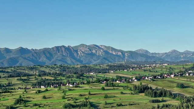 Krajobraz g&oacute;rski, widok z lotu ptaka na g&oacute;ry, tatry, wysokie g&oacute;ry, doliny oraz wyżyny g&oacute;rskie, widok g&oacute;rski. 