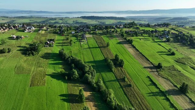 Krajobraz g&oacute;rski, widok z lotu ptaka na g&oacute;ry, tatry, wysokie g&oacute;ry, doliny oraz wyżyny g&oacute;rskie, widok g&oacute;rski. 
