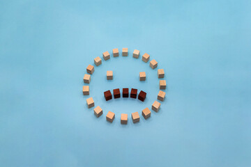 Naklejka premium ウッドキューブを並べて作った困っている表情の立体的な丸いアイコン 