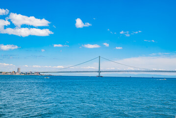 日本の本州と淡路島を結ぶ世界的な吊り橋である明石海峡大橋の主塔の姿