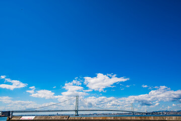 日本の淡路島から眺めた明石海峡大橋
