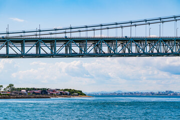 日本の本州と淡路島を結ぶ世界的な吊り橋である明石海峡大橋の一部
