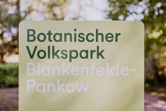 ein Schild mit der Aufschrift "Botanischer Volkspark Blankenfelde-Pankow"