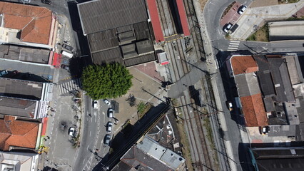 Passagem de pedestre na estação de trem da cidade de mogi das cruzes, sp, brasil