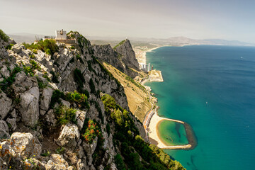 Skała gibraltarska, szczyt skały z widokiem na brzeg od strony morza Alborańskiego. 