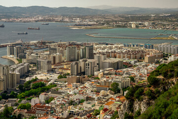 Panorama Gibraltaru, widok na miasto portowe z lotu ptaka. 