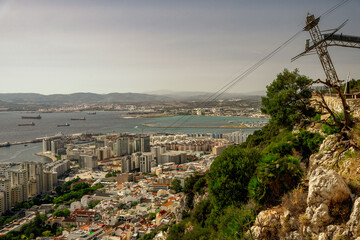 Panorama Gibraltaru, widok na port i zabudowy mieszkalne ze Skały Gibraltarskiej.