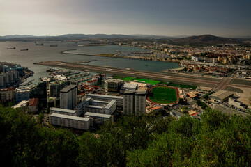 Panorama Gibraltaru, widok na pas startowy lotniska na Gibraltarze.  - obrazy, fototapety, plakaty