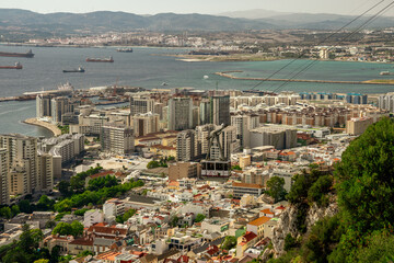Kolejka linowa wjeżdżająca na Skałę Gibraltarską. - obrazy, fototapety, plakaty