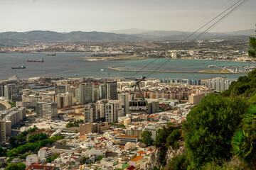 Kolejka linowa wjeżdżająca na Skałę Gibraltarską.