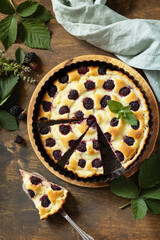 Sweet pie with blackberry and custard on wooden table. Homemade blackberry pie. Vegan gluten-free pastry, vegan desserts. View from above. - obrazy, fototapety, plakaty