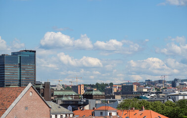 Blick über einen Teil der Skyline der norwegischen Hauptstadt Oslo mit vielen Gebäuden und...