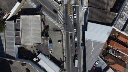 Visão aérea do tráfego de veículos na cidade de Mogi das Cruzes SP Brasil