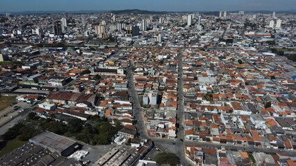 Visão aérea de um bairro residencial da cidade de Mogi das Cruzes no estado de São Paulo captada do alto por um drone em um dia de sol de 2023. 