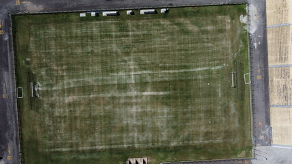 Campo de futebol visto do alto por um drone na cidade de Mogi das Cruzes.