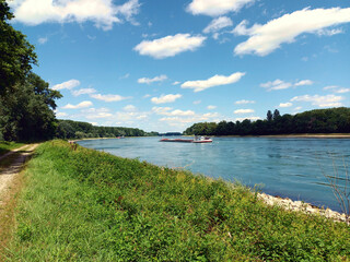 Fototapeta na wymiar Schiff auf dem Rhein bei Niedrigwasser bei Hördt in Rheinland-Pfalz in der Hördter Rheinaue im Landkreis Germersheim. Der Fluss bildet hier die Grenze zwischen Rheinland-Pfalz und Baden-Württemberg.