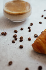 Fototapeta na wymiar Croissant o cruasán, un desayuno con café. 