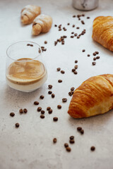Croissant o cruasán, un desayuno con café. 