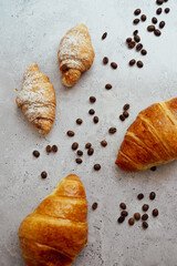 Croissant o cruasán, un desayuno con café. 