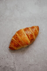 Croissant o cruasán, un desayuno con café. 