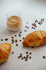 Croissant o cruasán, un desayuno con café. 