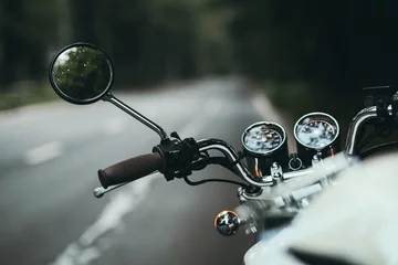 Photo sur Plexiglas Moto Speedometer on the motorbike steering wheel in the forest