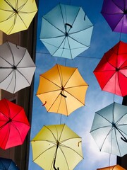 Bunte Schirme aufgehängt in der Gasse 
