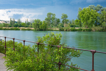 Rhone Ufer bei Avignon im Frühling kurz vor einem Gewitter
