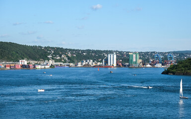 Blick vom Oslofjord auf Industrie- und Hafenanlagen der norwegischen Hauptstadt Oslo.