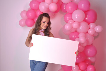 linda mulher segurando placa em branco para anúncio ou promoção, garota com cabelo volumoso...