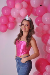 beldade jovem princesa que ama rosa, roupa da moda fashion rosa com balões em tons rosa ao fundo 