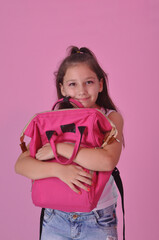 garota estudante com mochila em fundo rosa com espaço para texto , primeiro dia de aula,...