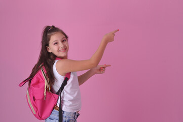 garota estudante com mochila em fundo rosa com espaço para texto , primeiro dia de aula,...
