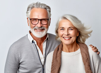 erfolgreiches attraktives älteres Paar vor weiße Hintergrund