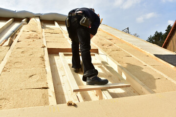 Dachfenster wird in ein neu zu deckendes Ziegeldach eingebaut