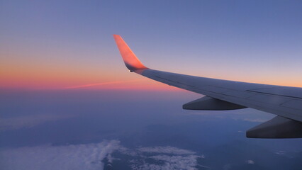 Fototapeta na wymiar 飛行機からの日没後のマジックアワー1
