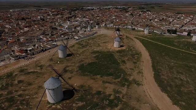 Vista a&eacute;rea de los molinos de viento en Campo de Criptana, pueblo donde Cervantes se inspiro para El Quijote, un paisaje ideal para ir viajando por Castilla la Mancha