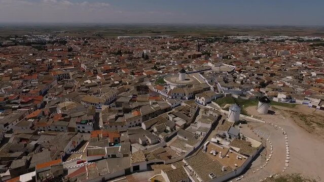 Vista a&eacute;rea de los molinos de viento en Campo de Criptana, pueblo donde Cervantes se inspiro para El Quijote, un paisaje ideal para ir viajando por Castilla la Mancha