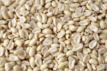 Grãos de amendoim quebrados e sem pele