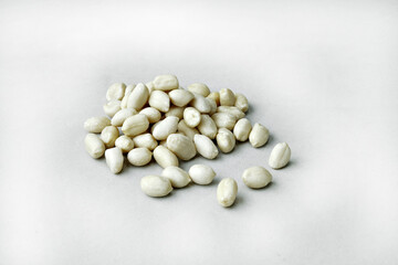 Grãos de amendoim sem pele em fundo branco