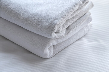 Fototapeta na wymiar clean white towels on the hotel bed. feels cozy, comfort and relax