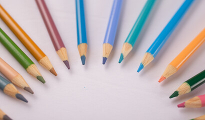 Naklejka premium colored pencils in a circular design artwork 