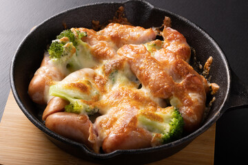 ウィンナーとブロッコリーのチーズ焼き