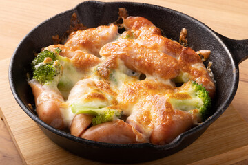 ウィンナーとブロッコリーのチーズ焼き
